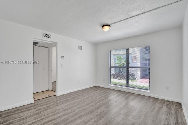 4511 Treehouse Ln, Unit B in Tamarac, FL - Foto de edificio - Building Photo