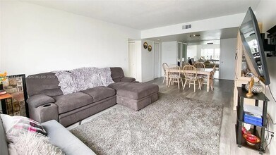 1060 Crystal Lake Dr, Unit #304 in Pompano Beach, FL - Foto de edificio - Building Photo