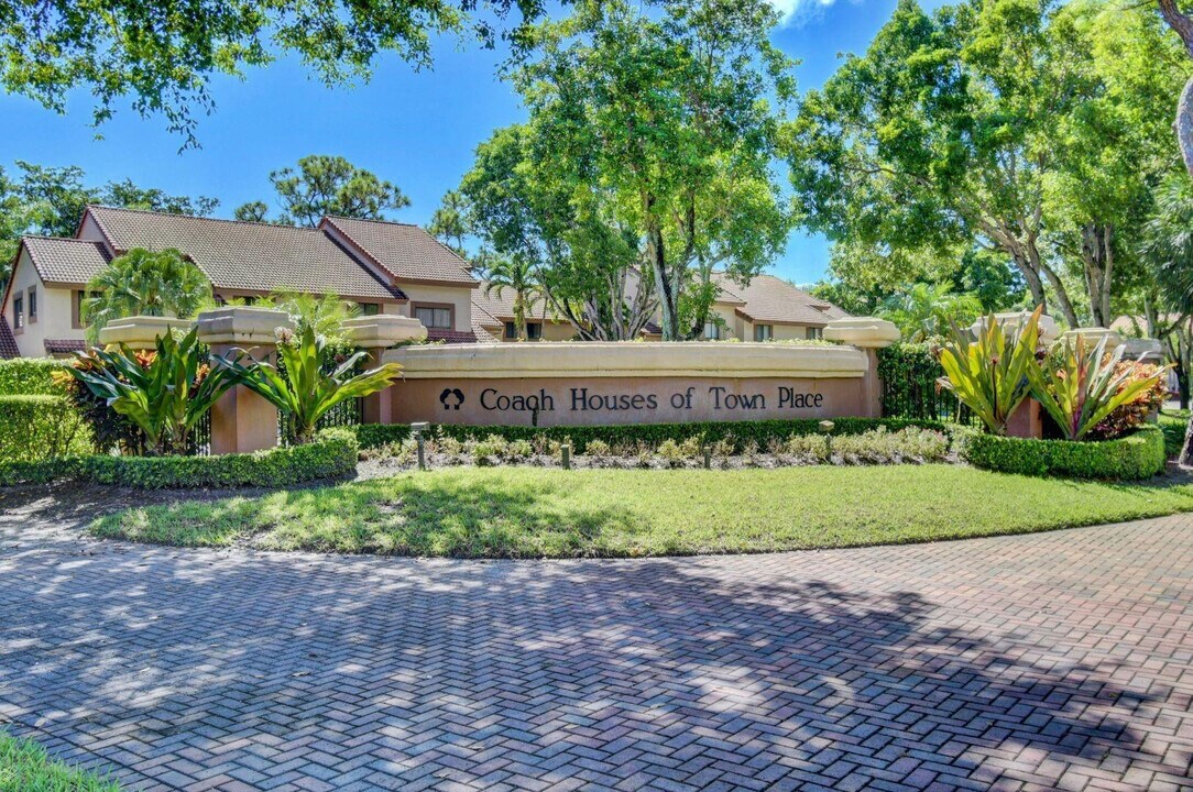 5801 Coach House Cir in Boca Raton, FL - Building Photo