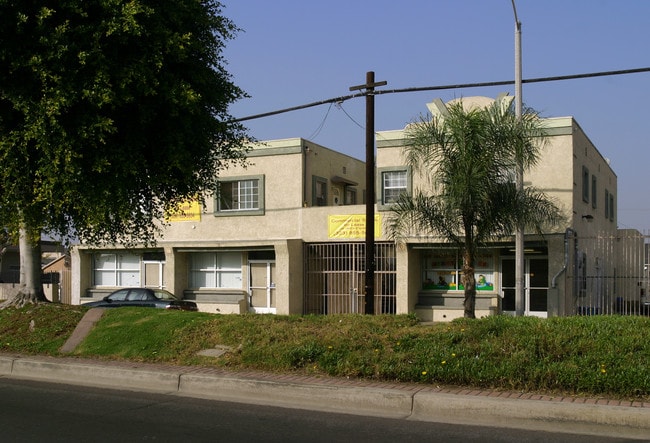 705-713 W Rosecrans Ave