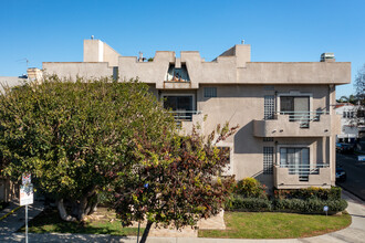 102 N Sweetzer Ave in Los Angeles, CA - Foto de edificio - Building Photo