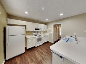 2490 Delowe St in Grove City, OH - Foto de edificio - Building Photo