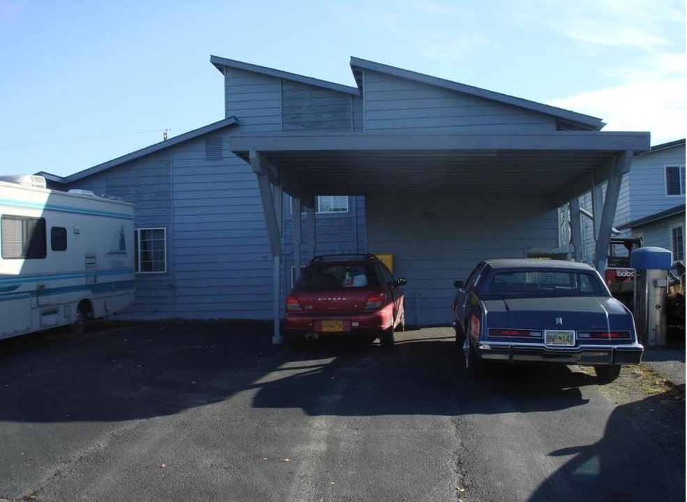 1231 Friendly Ln in Anchorage, AK - Foto de edificio