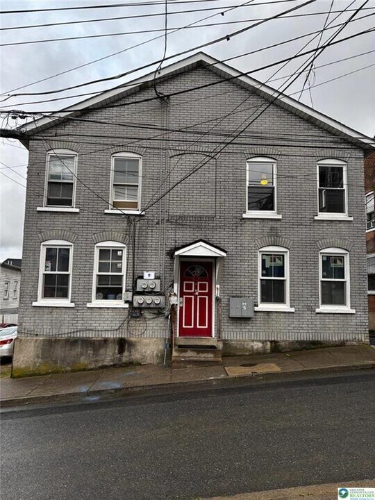 412 Oak St in Allentown, PA - Building Photo