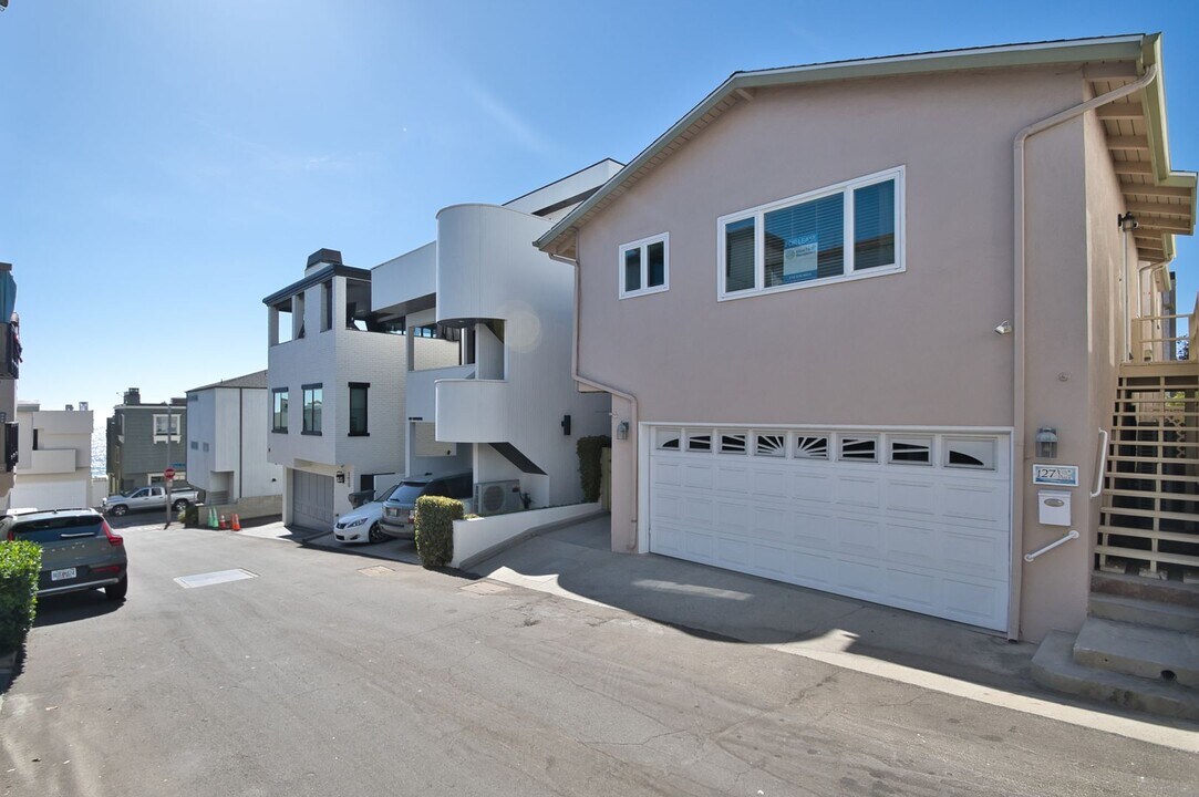127 15th Pl in Manhattan Beach, CA - Building Photo
