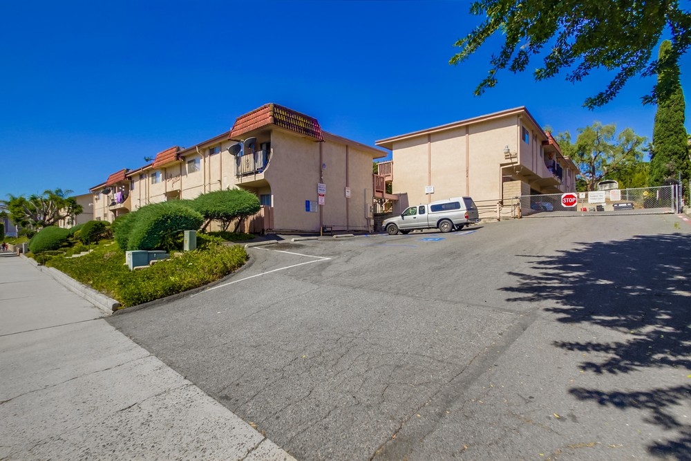 La Paz Apartments in Vista, CA - Building Photo