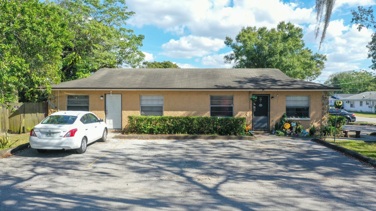 1422 E 108th Ave in Tampa, FL - Building Photo