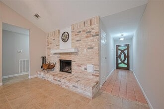 10015 Sageyork Dr in Houston, TX - Foto de edificio - Building Photo
