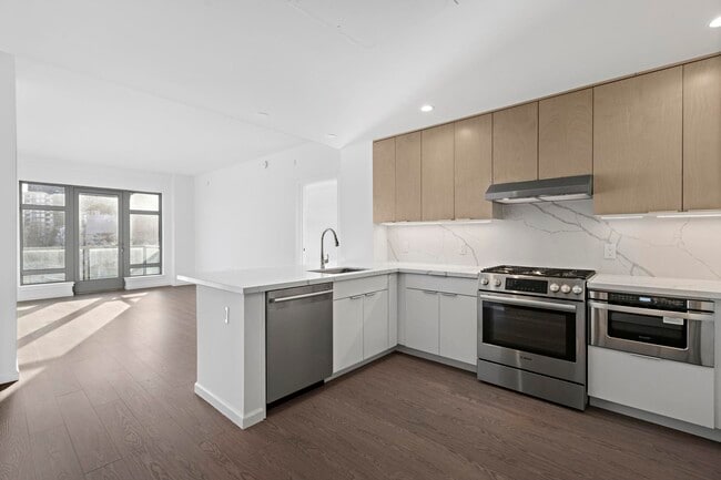143 Old River Rd in Edgewater, NJ - Building Photo - Building Photo