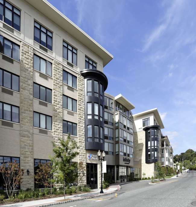 Infinity Edgewater in Edgewater, NJ - Foto de edificio - Building Photo