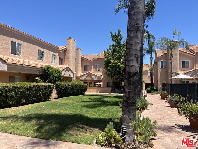 5200 White Oak Ave in Los Angeles, CA - Building Photo - Building Photo