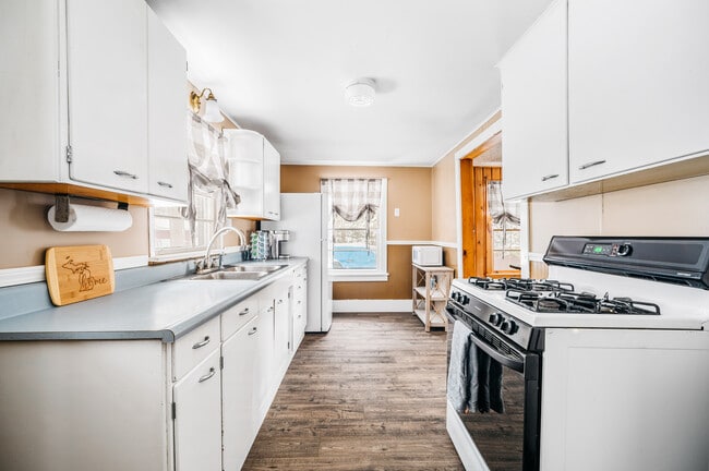 586 Applegate Dr in Traverse City, MI - Foto de edificio - Building Photo