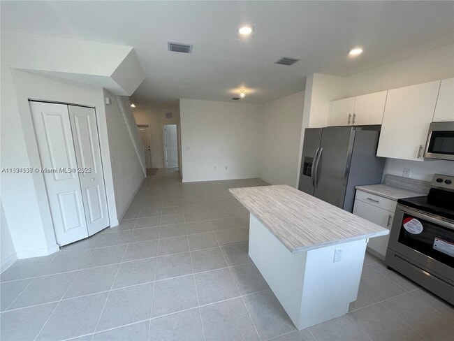 883 NE 211th St in North Miami Beach, FL - Building Photo - Building Photo