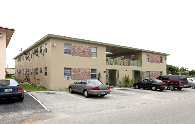 324 NE 1st St in Belle Glade, FL - Foto de edificio - Building Photo