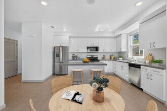 Pique at Iron Point in Folsom, CA - Foto de edificio - Building Photo