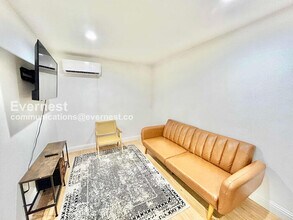 8633 Westglen Dr in Dallas, TX - Foto de edificio - Building Photo