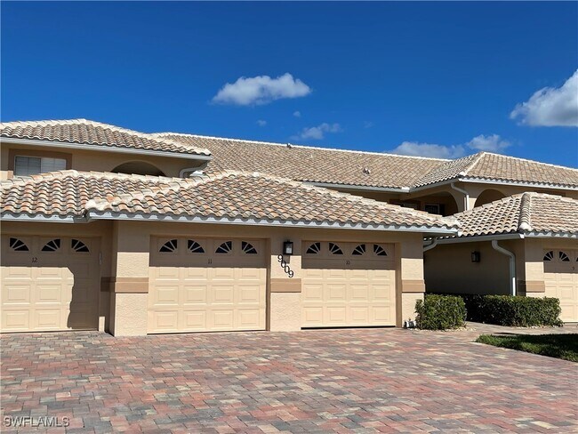 9009 Michael Cir in Naples, FL - Foto de edificio - Building Photo