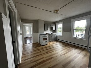 645 Burnside Ave-Unit -2nd floor in East Hartford, CT - Building Photo - Building Photo