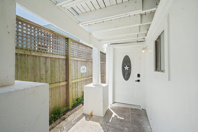 1015 9th St, Unit B in Galveston, TX - Building Photo - Building Photo
