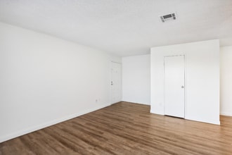 1750 Karen Ave in Las Vegas, NV - Building Photo - Building Photo