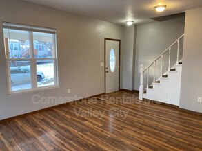 642 2nd Ave NW in Valley City, ND - Foto de edificio - Building Photo