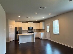 725 Aliso Trail in Leander, TX - Foto de edificio - Building Photo
