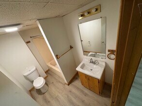 22 Prospect Ave, Unit 4 in Rumford, ME - Foto de edificio - Building Photo