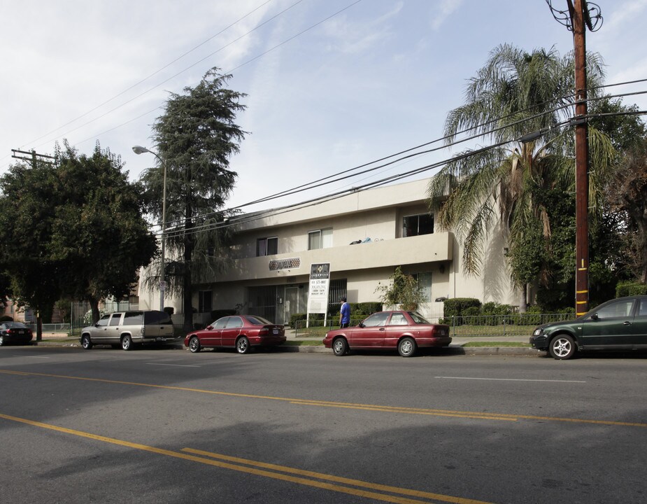 Montana Apartments in Van Nuys, CA - Foto de edificio