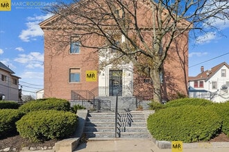 12 Locust St in Everett, MA - Foto de edificio - Building Photo