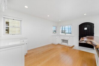 913 Ocean Ave in Seal Beach, CA - Building Photo - Building Photo