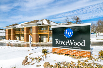 Riverwood in Pleasant Hill, IA - Foto de edificio - Building Photo