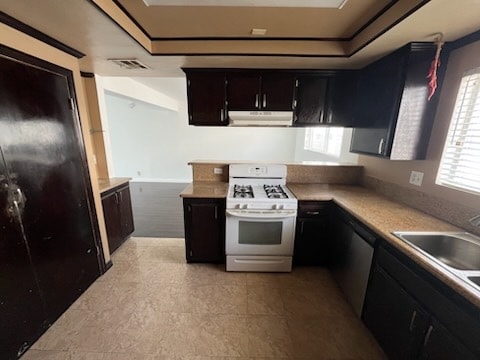 18550 Hatteras St in Tarzana, CA - Building Photo - Building Photo