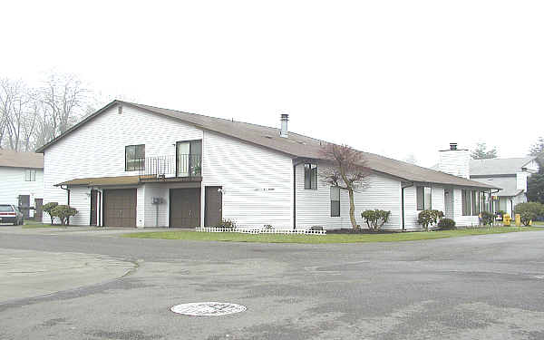 705-708 F Pl NE in Auburn, WA - Foto de edificio