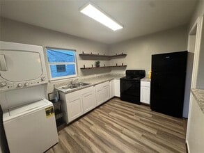 405 W James Ave in Baytown, TX - Building Photo - Building Photo