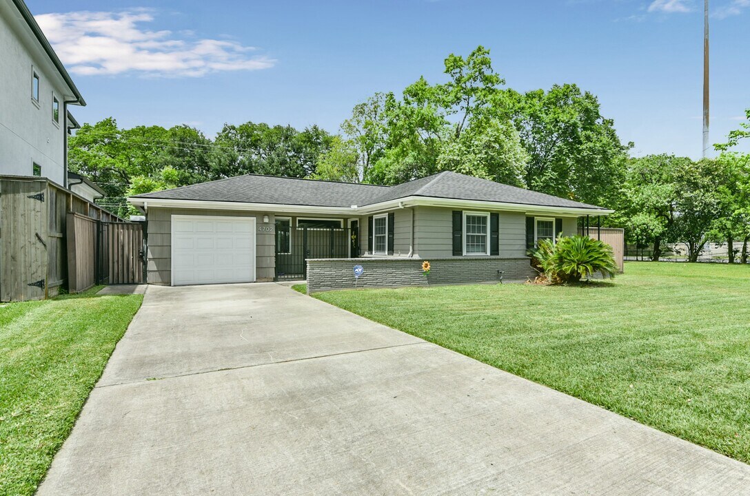 4702 Maple St in Bellaire, TX - Foto de edificio