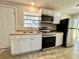 2602 E Yukon St, Unit Cozy 1 BD - 10min Downtwn in Tampa, FL - Building Photo