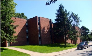 Dana Hall in Worcester, MA - Foto de edificio - Building Photo