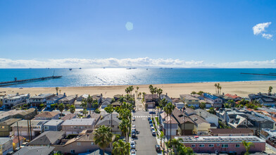 417 Ocean Ave, Unit Five in Seal Beach, CA - Building Photo - Building Photo