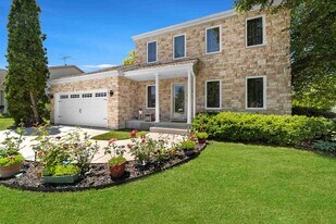 264 N Southport Rd in Mundelein, IL - Building Photo