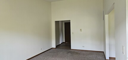 300 Village Creek Dr in Lake In The Hills, IL - Building Photo - Building Photo