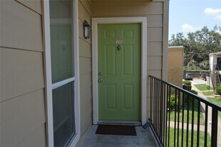 8100 Creekbend Dr in Houston, TX - Building Photo
