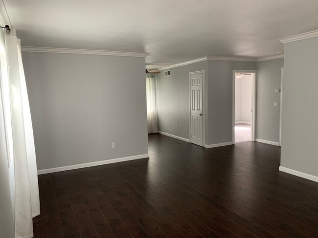 340 Pacific St in Tustin, CA - Foto de edificio - Building Photo