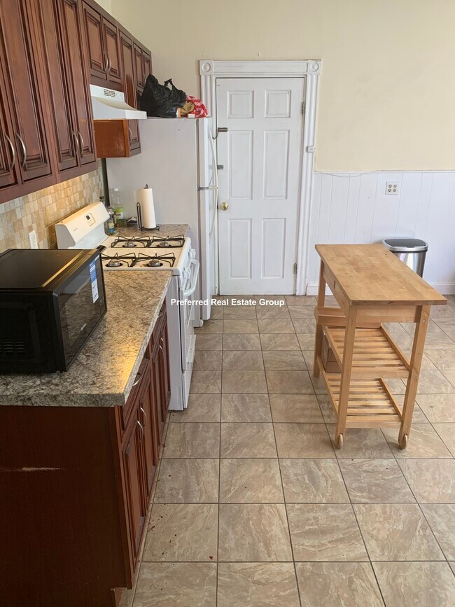 234 Cypress St, Unit 2 in Brookline, MA - Building Photo - Building Photo
