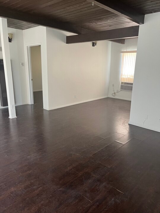 12940 Burbank Blvd in Van Nuys, CA - Foto de edificio