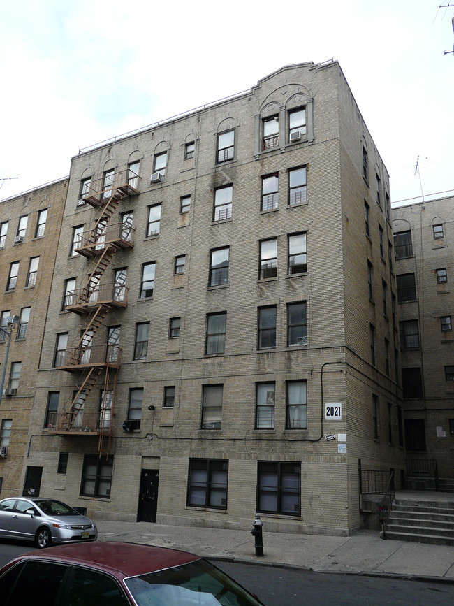 2021 Davidson Ave in Bronx, NY - Foto de edificio - Building Photo