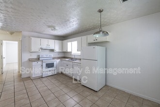 8367 Warren Dr in Douglasville, GA - Building Photo - Building Photo