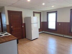 494 Pleasant St, Unit Pleasant St in Gardner, MA - Building Photo