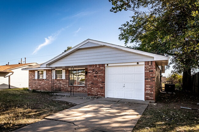 305 NE Angus St in Lawton, OK - Building Photo - Building Photo
