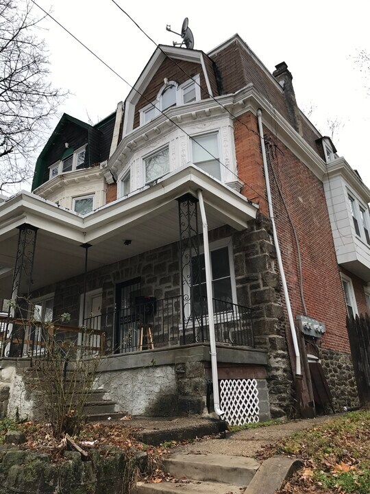 125 W Logan St in Philadelphia, PA - Building Photo