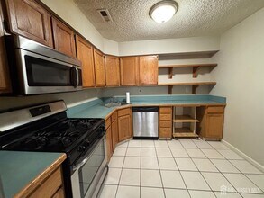 62 Colleen Ct in Kendall Park, NJ - Building Photo - Building Photo